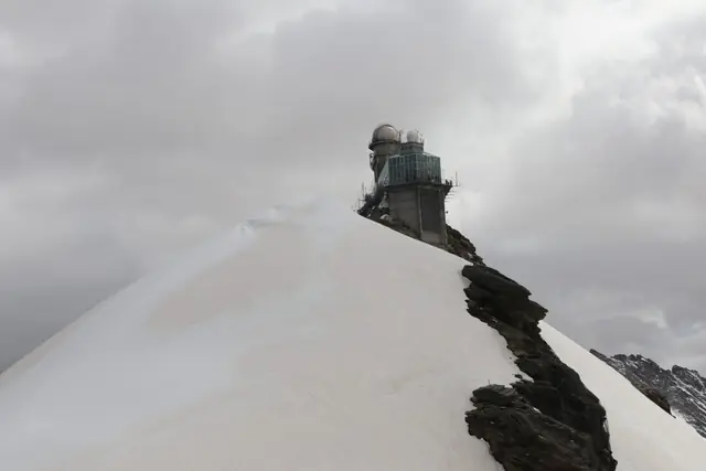 L’observatoire du Sphinx sur l’arête enneigée au-dessus du Jungfraujoch