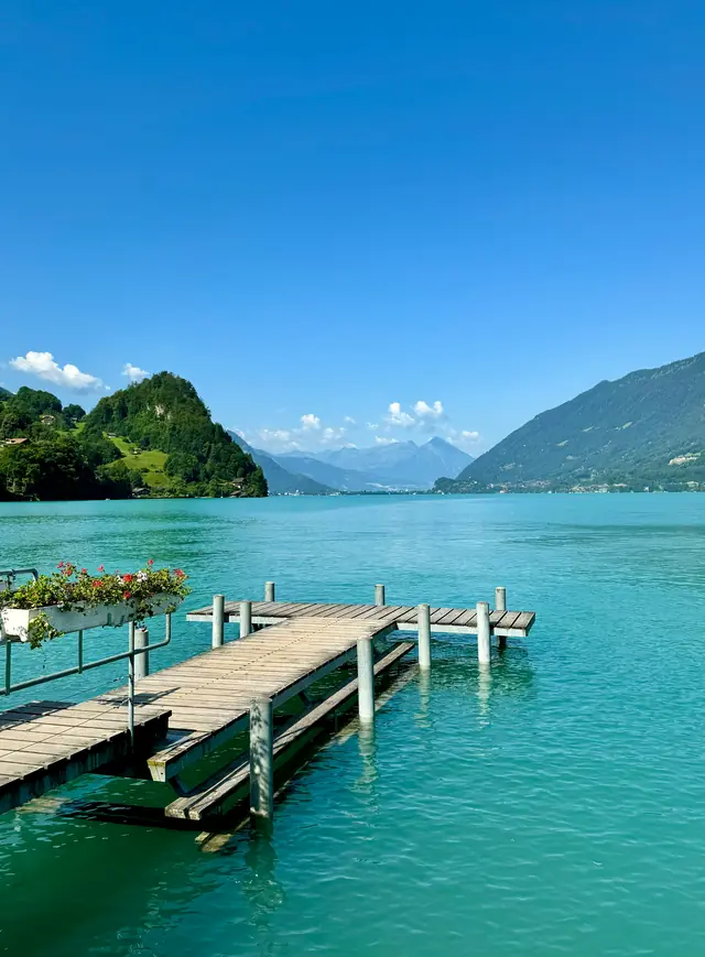 Ponton en bois avec jardinière au bord du lac de Brienz, à Iseltwald