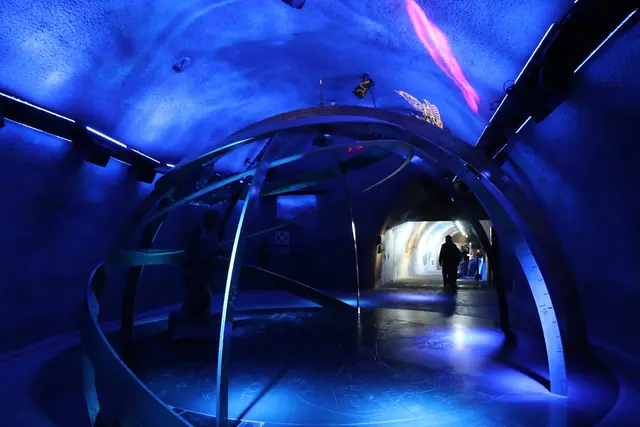 Tunnel rocheux illuminé de l’Alpine Sensation, au Jungfraujoch