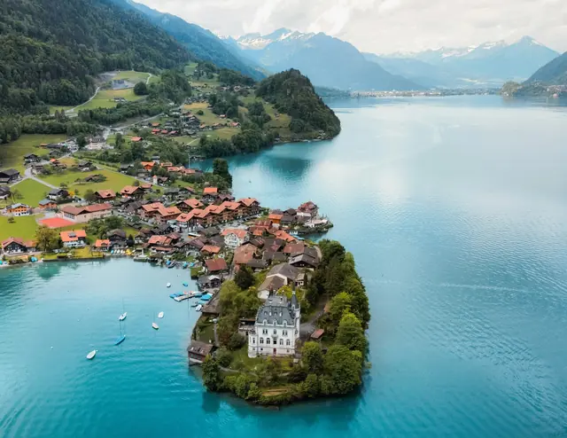 Vue aérienne d’Iseltwald, de sa presqu’île et du château de Seeburg, au bord du lac de Brienz