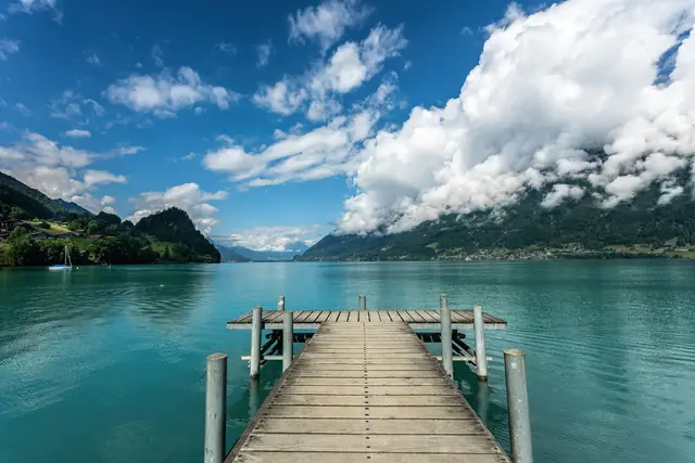 Ponton en bois s’avançant dans les eaux turquoise du lac de Brienz, à Iseltwald