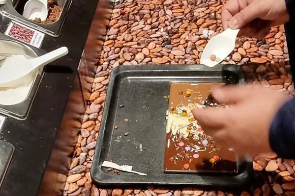 Décoration de sa propre tablette de chocolat à la ChocoWelt