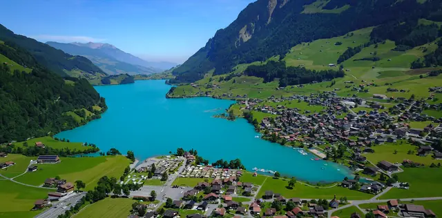 Vue aérienne de Lungern et des eaux turquoise du lac de Lungern en été