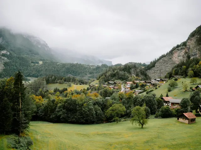 Maisons et prairies dans le Haslital, près de Meiringen, sous des nuages bas