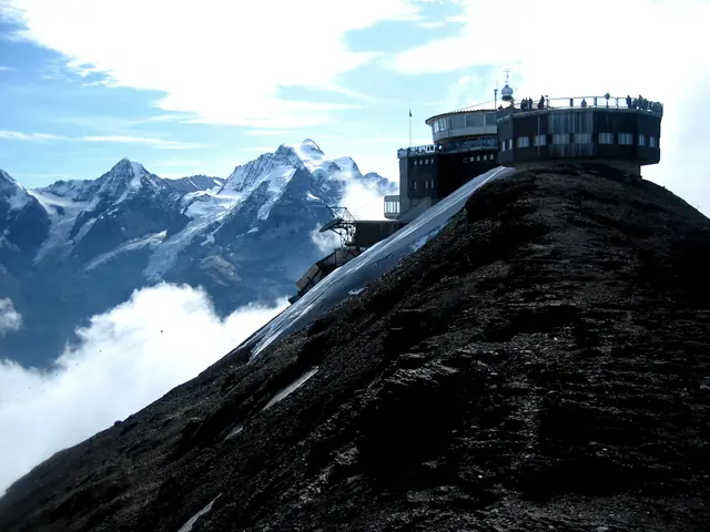 Le restaurant tournant Piz Gloria au sommet du Schilthorn, avec la Jungfrau à gauche