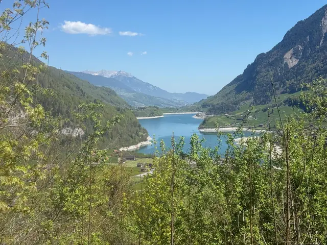 Vue depuis la route du Brünig sur le lac et le village de Lungern, au printemps