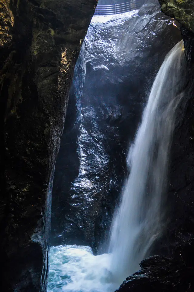 Cascade dans l’étroite gorge rocheuse des chutes du Trümmelbach