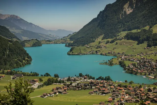 Le lac de Lungern, avec le village de Lungern sur sa rive, vu d’en haut