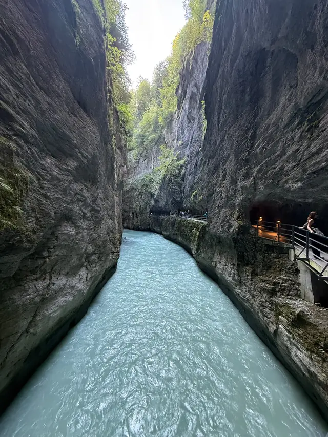 L’Aar, turquoise, s’écoule dans les gorges étroites de l’Aar ; à droite, la passerelle le long de la paroi rocheuse