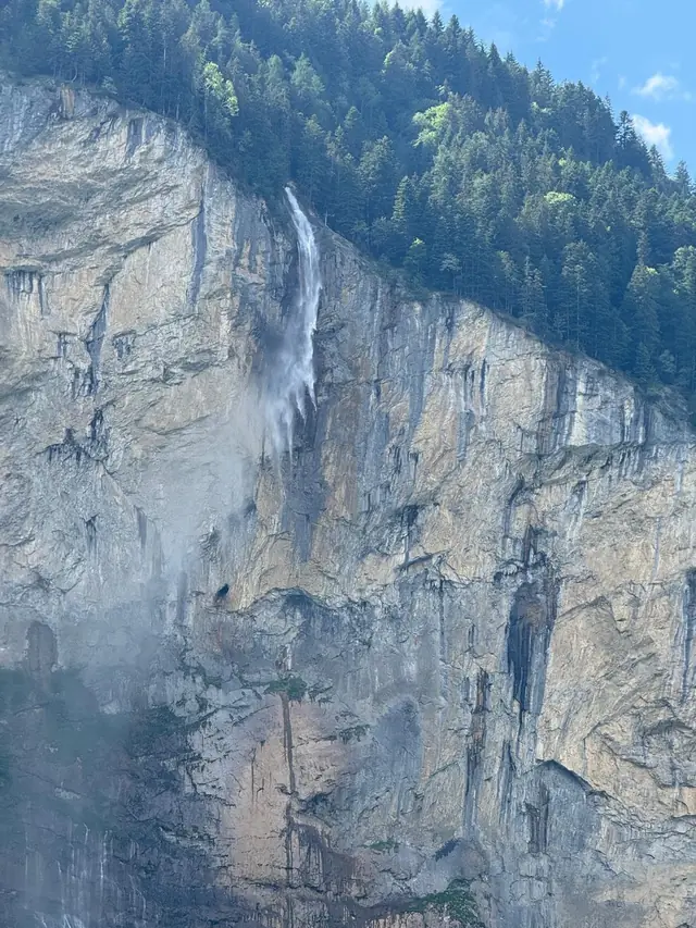 Le Staubbach tombe du rebord de la paroi rocheuse, au-dessus de Lauterbrunnen