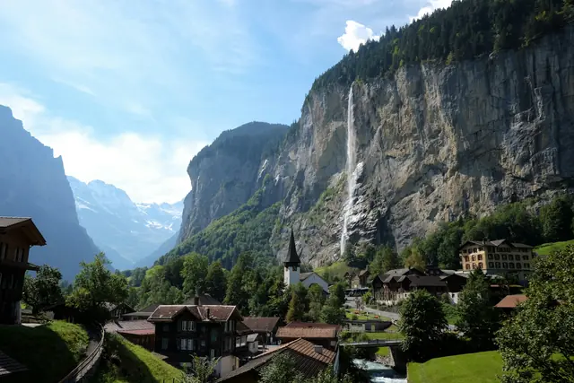 Lauterbrunnen, son église et la chute du Staubbach sur la paroi rocheuse, en été