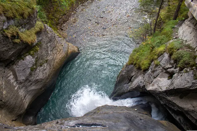 Le Trümmelbach se précipite entre les rochers dans un bassin turquoise