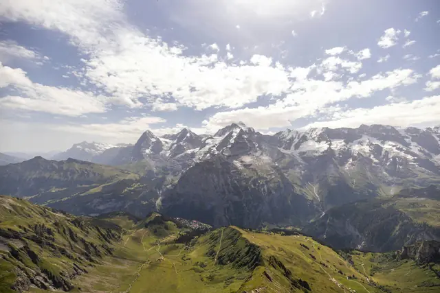 Vue estivale depuis le Schilthorn sur Mürren et les sommets de l’Eiger, du Mönch et de la Jungfrau