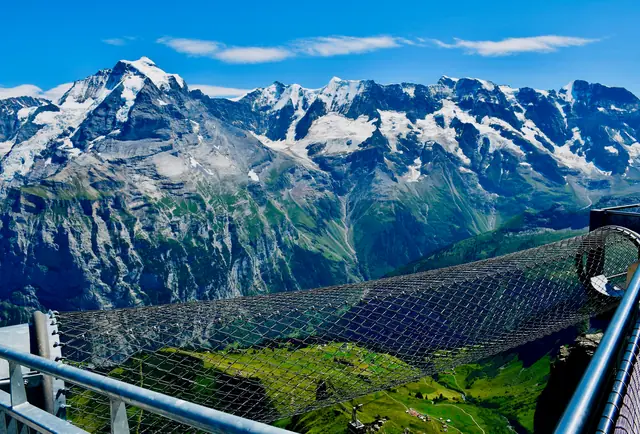 Le Thrill Walk à la station de Birg, avec vue sur les sommets enneigés de la région de la Jungfrau