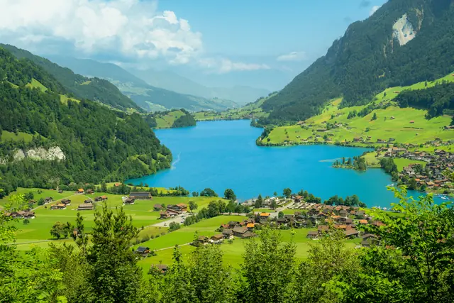 Vue plongeante sur le lac et le village de Lungern