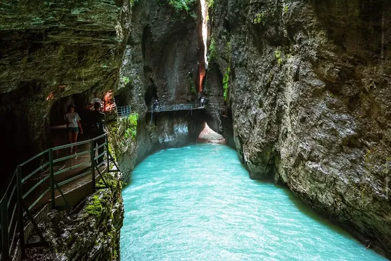 Passerelle le long de la paroi rocheuse au-dessus de l’Aar turquoise