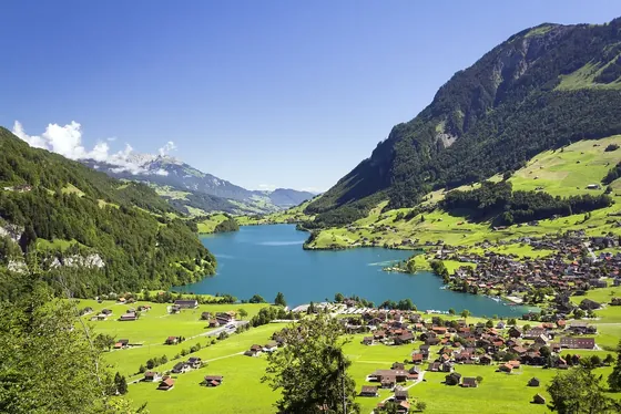 Le lac et le village de Lungern vus depuis le Chälrütirank