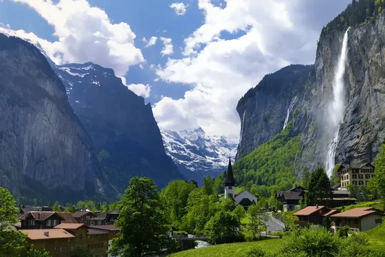 Chute du Staubbach au-dessus du village de Lauterbrunnen et de son église