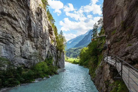 L’Aar entre les parois rocheuses à la sortie des gorges