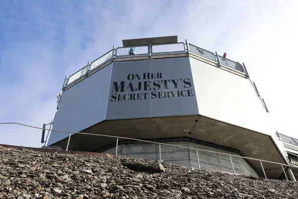 शिल्थॉर्न की चोटी पर इमारत, जिस पर “On Her Majesty’s Secret Service” लिखा है