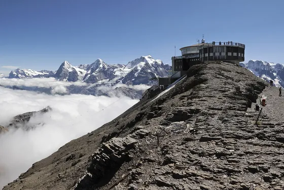 Le Schilthorn et son restaurant tournant Piz Gloria, avec l’Eiger, le Mönch et la Jungfrau en arrière-plan