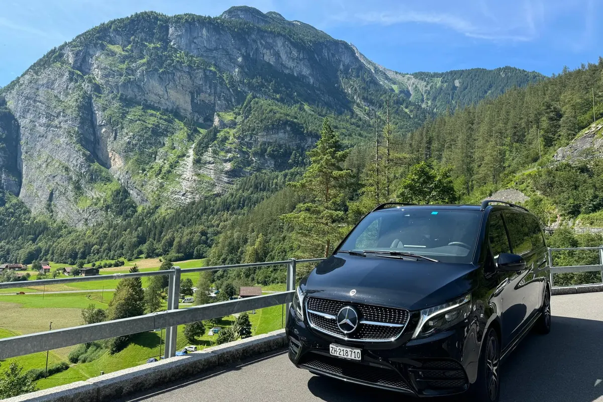 Mercedes Classe V noire de SWIVON sur une route de montagne