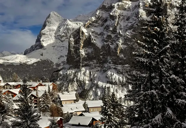 Le village de Mürren sous une épaisse couche de neige, en hiver, avec les Alpes bernoises en toile de fond