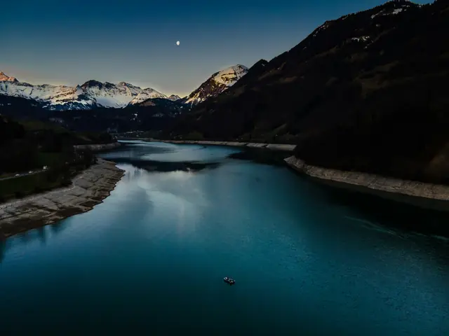 Vue aérienne du lac de Lungern à l’aube, avec des sommets enneigés