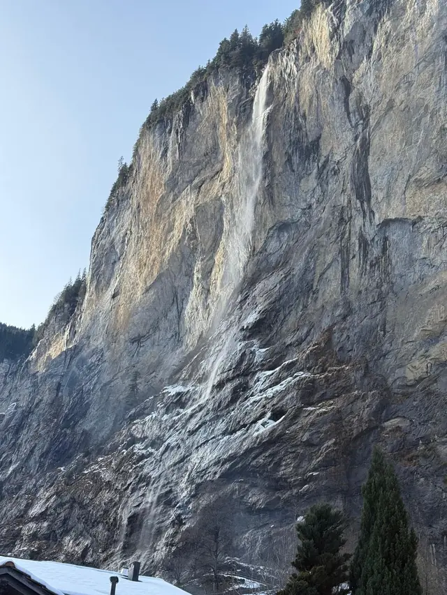 La chute du Staubbach en hiver, avec de la glace sur la paroi rocheuse au-dessus de Lauterbrunnen