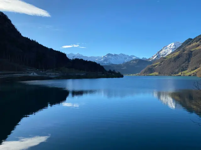 Le lac de Lungern avec des reflets et des sommets enneigés, par une claire journée d’hiver