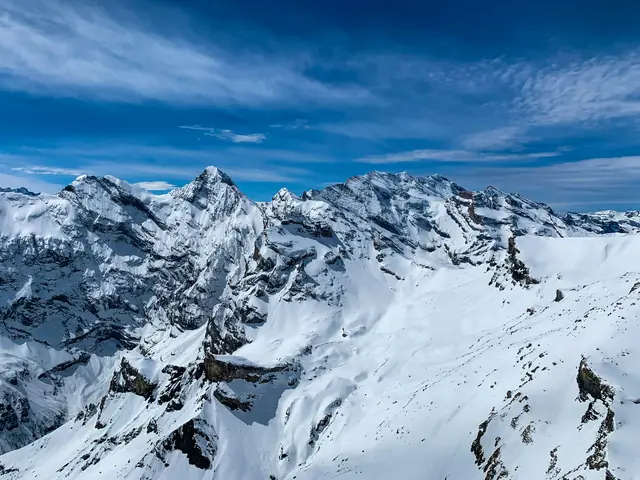 Sommets des Alpes bernoises sous une épaisse couche de neige, vus depuis le Schilthorn