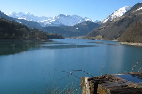 Le lac de Lungern en hiver, entouré de montagnes enneigées