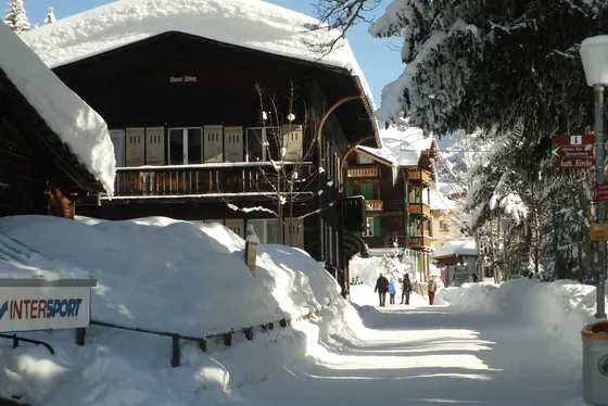 Rue enneigée de Mürren bordée de chalets