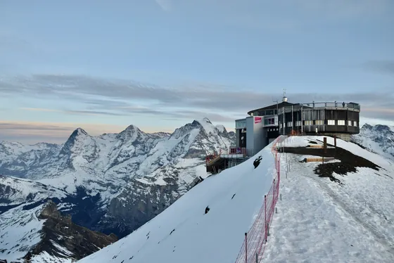 Le Piz Gloria sur le Schilthorn enneigé, avec l’Eiger, le Mönch et la Jungfrau en arrière-plan