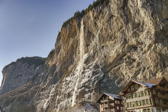 La chute du Staubbach et sa glace sur la paroi rocheuse au-dessus de Lauterbrunnen, en hiver
