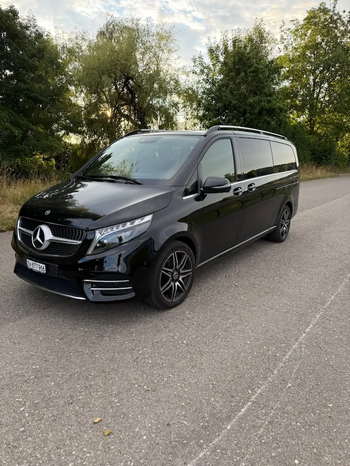 mercedes v klasse mieten luxuriöser schwarzer van auf landstraße