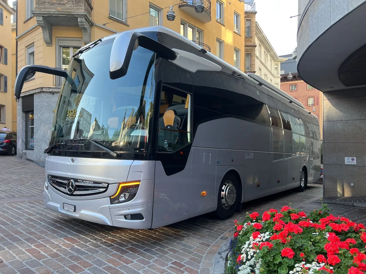 Autocar moderne Mercedes-Benz dans une rue de Zurich – idéal pour les voyages de groupe et la location de bus à Zurich.