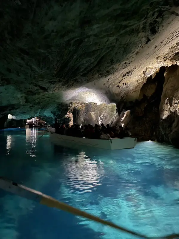 생레오나르 지하 호수