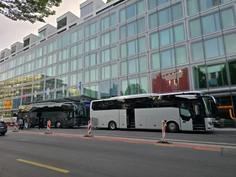 Zwei Mercedes Reisebusse vor einem Zürcher Hotel für Hochzeits-Bustransfer – SWIVON Bus mieten in Zürich