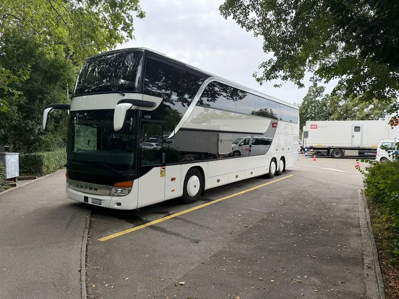 Weisser Setra Double Decker Reisebus mit 76 Sitzplätzen – Doppelstockbus mieten für Grossgruppen, Kongresse und Eventreisen in der Schweiz