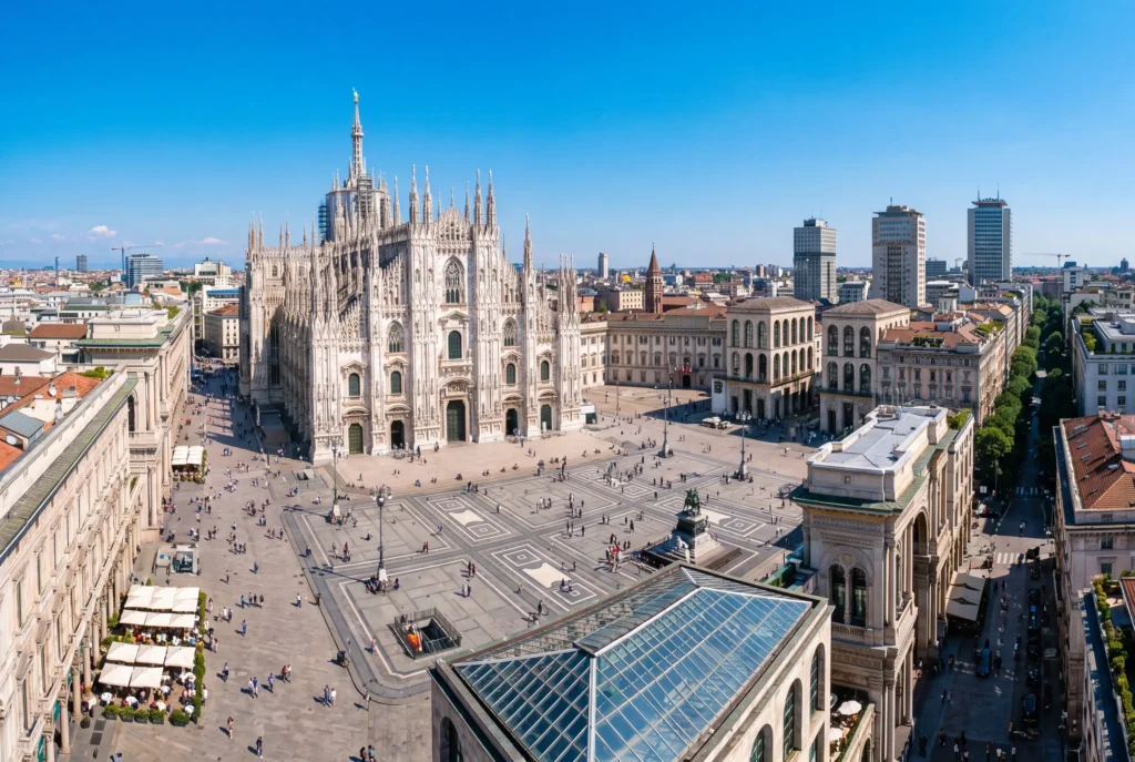 Mailand Ausflug ab Zürich mit Chauffeur – der weisse gotische Mailänder Dom mit seinen filigranen Marmortürmchen über der weiten Piazza del Duomo mit Reiterdenkmal, der glasüberdachten Galleria Vittorio Emanuele II und der Skyline der Stadt unter blauem Himmel