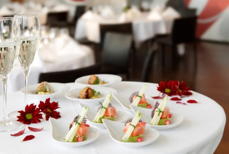 Feine Lachs-Häppchen mit Gurke und Granatapfel zum Champagner-Apéro im Belvoir Restaurant & Grill, gehobene Küche bei Zürich, Restaurant-Transfer ab Zürich mit Chauffeur