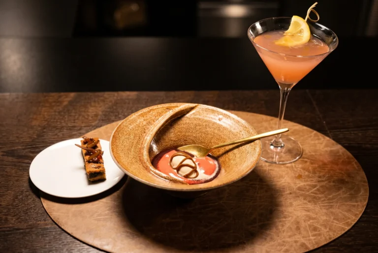 Fruchtiges Dessert mit Beeren-Mousse und Karamell dazu ein Cocktail im Birdy's by Achtien in Brunnen am Vierwaldstättersee, Fahrt ab Zürich mit Chauffeur