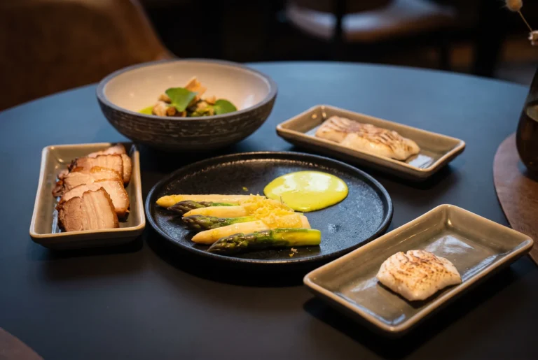 Sharing-Gerichte mit Spargel und Sabayon, Schweinebauch und Fisch im Birdy's by Achtien in Brunnen, Restaurant am Vierwaldstättersee, Restaurant-Transfer ab Zürich mit Chauffeur