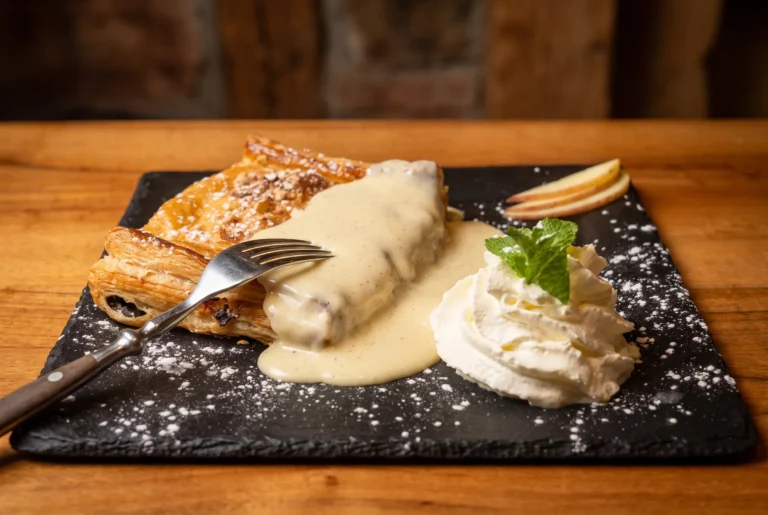 Warmer Apfelstrudel mit Vanillesauce und Schlagrahm in der Chäsalp am Zürichberg, Schweizer Dessert, Fahrt ab Zürich mit Chauffeur