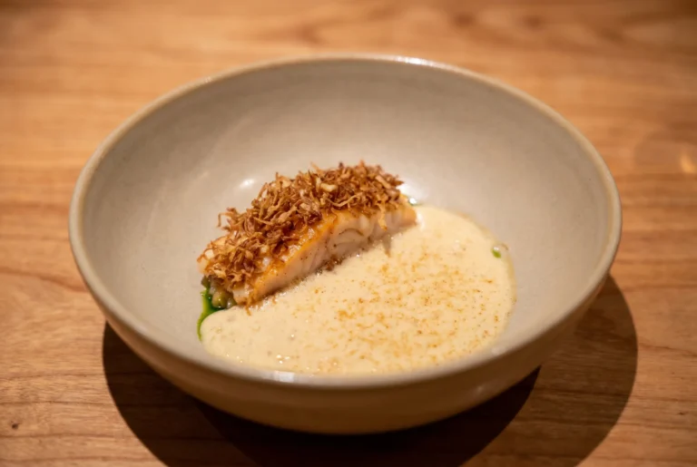 Gebratenes Fischfilet mit knuspriger Kruste in Schaumsauce im Restaurant EquiTable in Zürich, nachhaltiges Fine-Dining, Fahrt ab Zürich mit Chauffeur