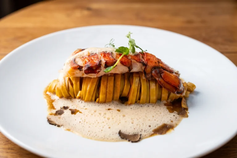 Hummer auf hausgemachten Tagliatelle mit Trüffelschaum, Signature-Gericht im Gasthof Hirschen am See am Zürichsee, Restaurant-Transfer ab Zürich mit Chauffeur