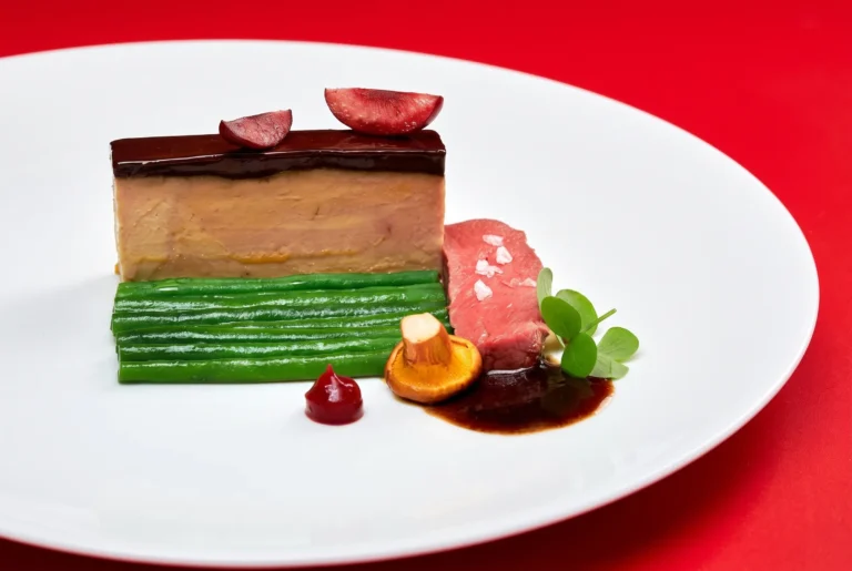 Foie-gras-Terrine mit rosa gebratener Entenbrust, grünen Bohnen und Kirsche im Rico's così in Küsnacht, Gourmet-Restaurant am Zürichsee, Fahrt ab Zürich mit Chauffeur
