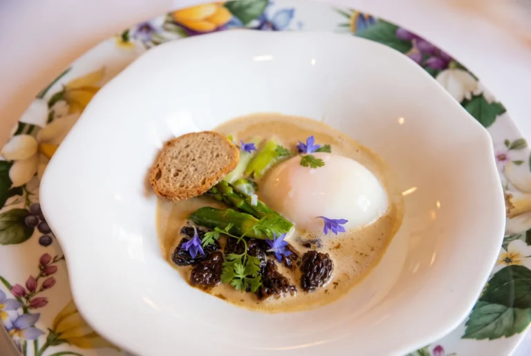 Pochiertes Ei mit Morcheln, grünem Spargel und Rahmsauce als Vorspeise im Rico's così in Küsnacht, Gourmet-Restaurant am Zürichsee, Restaurant-Transfer ab Zürich mit Chauffeur
