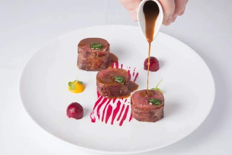 Im Speckmantel gebratene Filet-Medaillons mit Jus und Randen im Schloss Bottmingen, Fine-Dining im Wasserschloss bei Basel, Fahrt ab Zürich mit Chauffeur